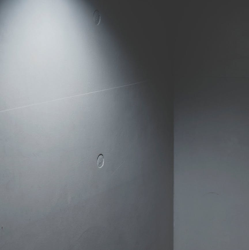 В тусклом свете